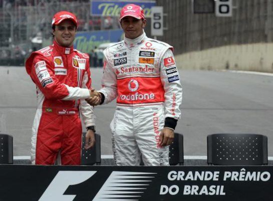 Hamilton y Massa posan antes de la carrera final que decidiría el campeón del mundo en 2008