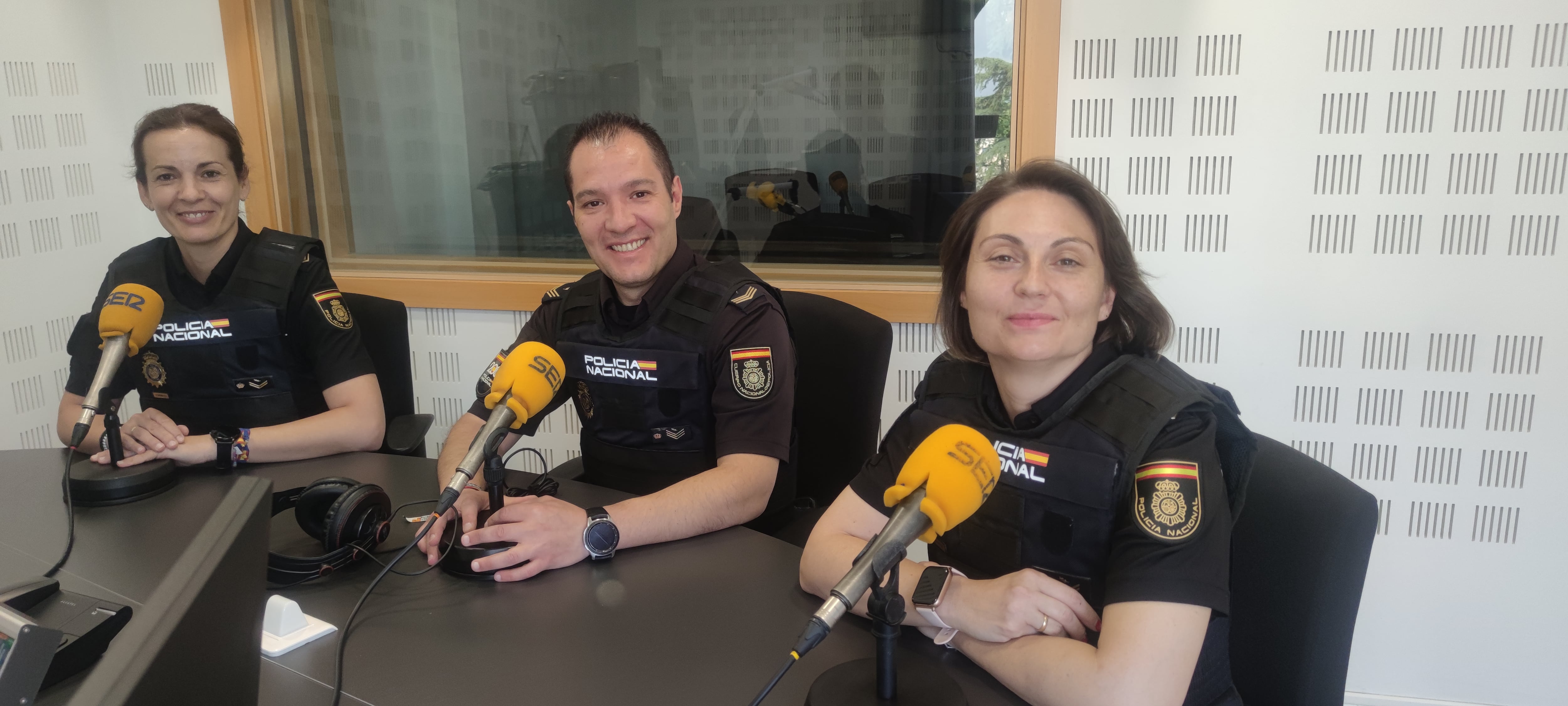 Tres de los agentes de Policía Nacional de Fuenlabrada de la Unidad de Participación Ciudadana encargados de ofrecer las charlas informativas sobre ciberseguridad en los centros educativos de la ciudad.