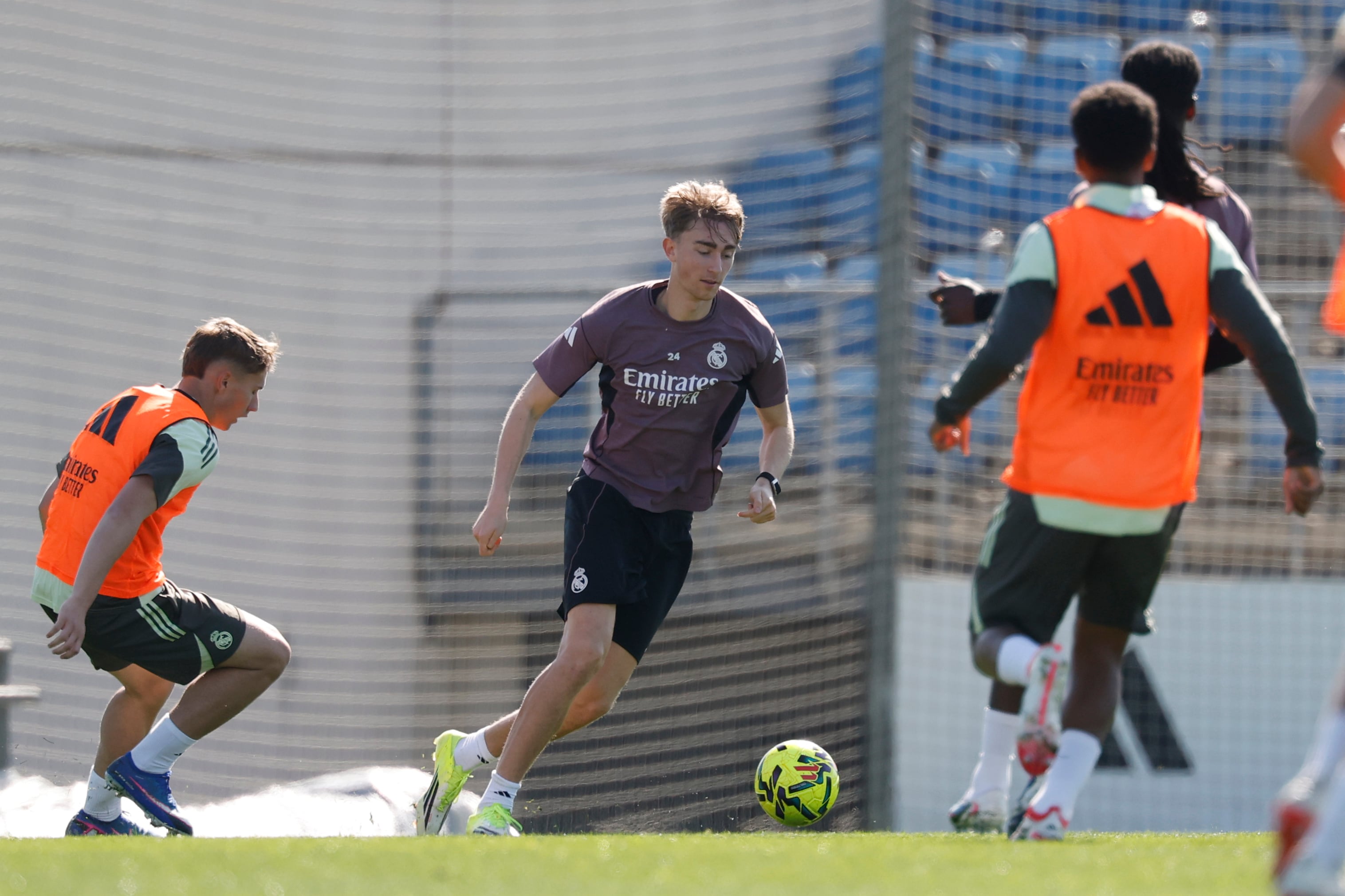 Huijsen regatea durante el entrenamiento de este sábado