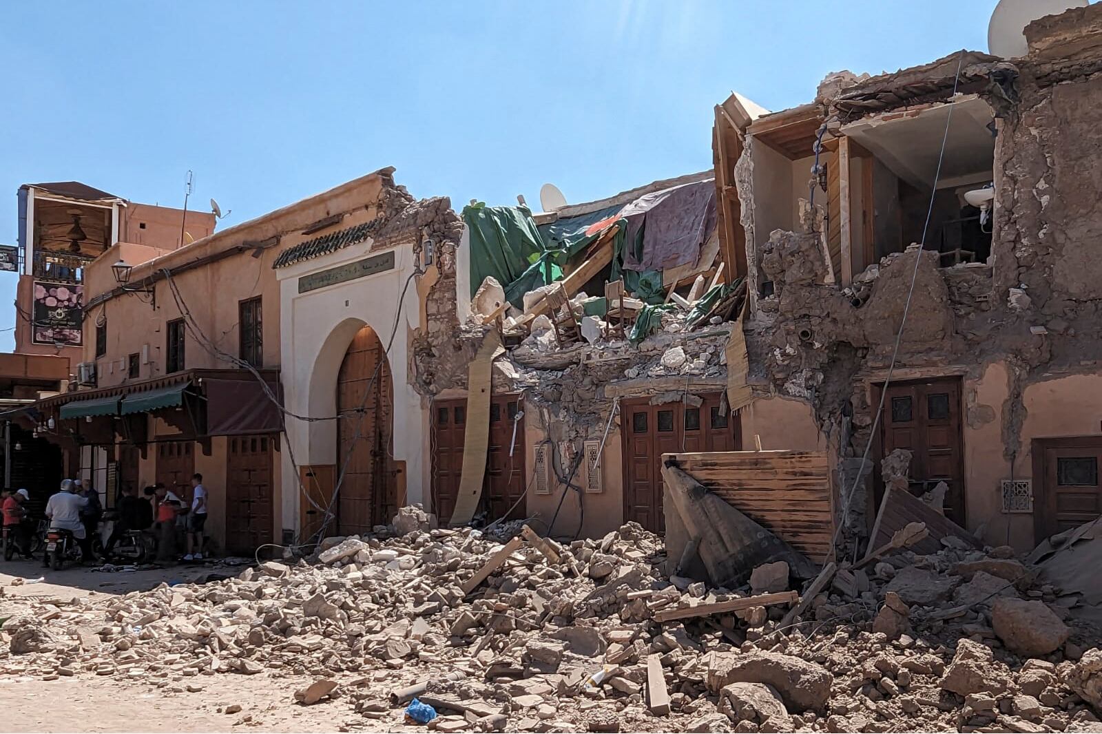 Fotografía de los destrozos provocados por el terremoto de magnitud 7 este sábado en Marrakech (Marruecos). El número de muertos en el terremoto que azotó anoche Marruecos superó la barrera de los mil, hasta los 1.037, en el balance dado hasta las 13.00 hora local (GMT+1), lo mismo que los heridos, que se contabilizaron en 1.204, 721 de ellos graves. Según un boletín de alerta sísmica difundido por el Instituto Nacional de Geofísica marroquí, el terremoto, de magnitud 7, sacudió la región septentrional marroquí de Marrakech y se produjo a las 23.11 hora local (22.11 GMT del sábado) a 8 kilómetros de profundidad