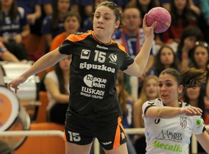 Maitane Etxeberria encara la portería rival
