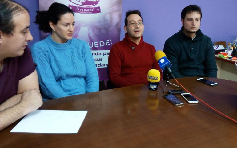 El futuro concejal Andrés Gonzalo, tercero por la izaquierda, ha estado arropado en su presentación pública por el edil al que releva,Mario Martín, la también concejala Laura del Pozo y el procurador por Podemos en las Cortes regionales Féliz Díaz