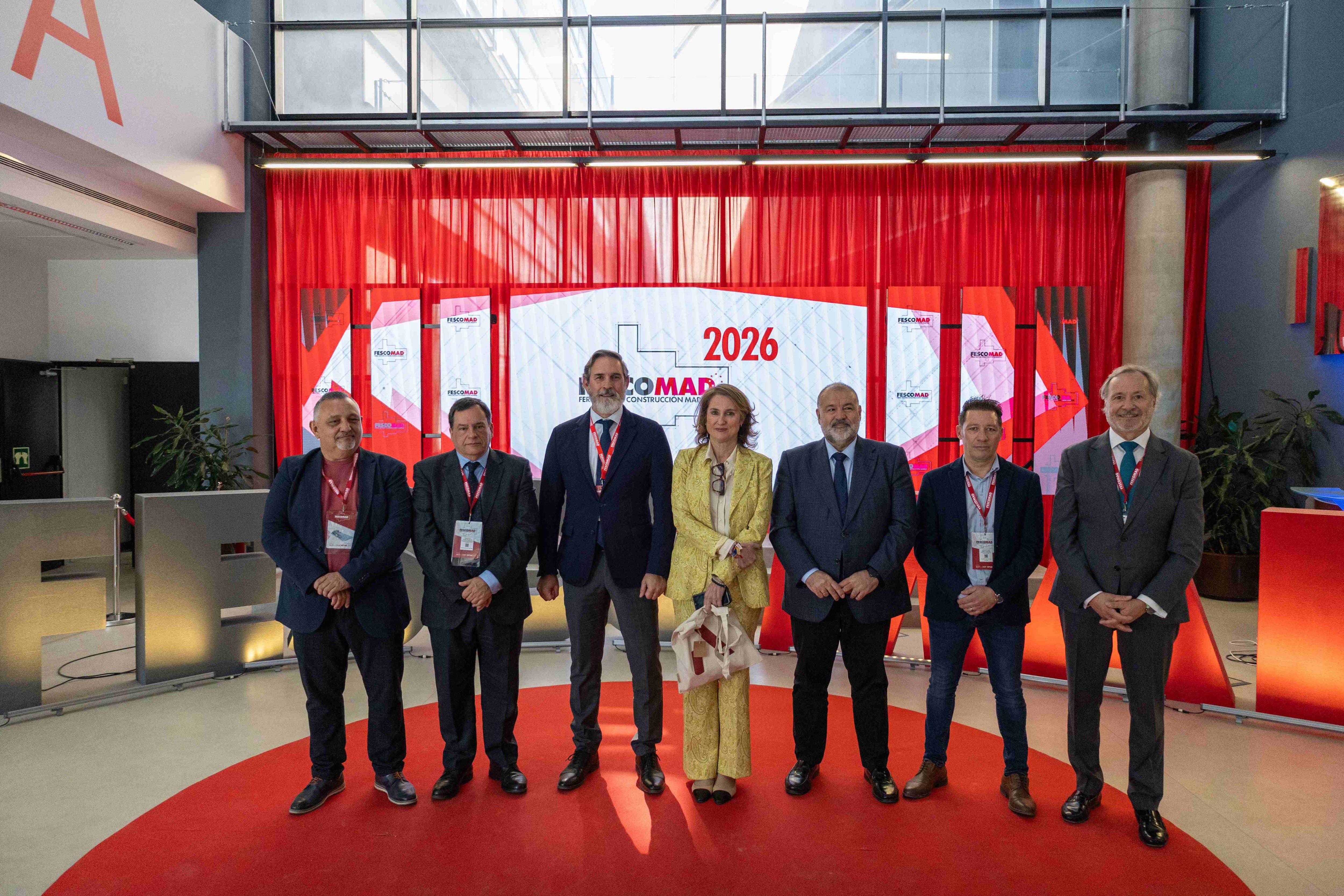 El presidente de AECOM, Francisco Ruano (segundo por la izquierda), el viceconsejero de Vivienda de la Comunidad de Madrid, José María García (a continuación) y el gerente de la Fundación Francisco Castrillo (primero a la derecha) junto con otras autoridades asistentes a la IV edición de FESCOMAD.