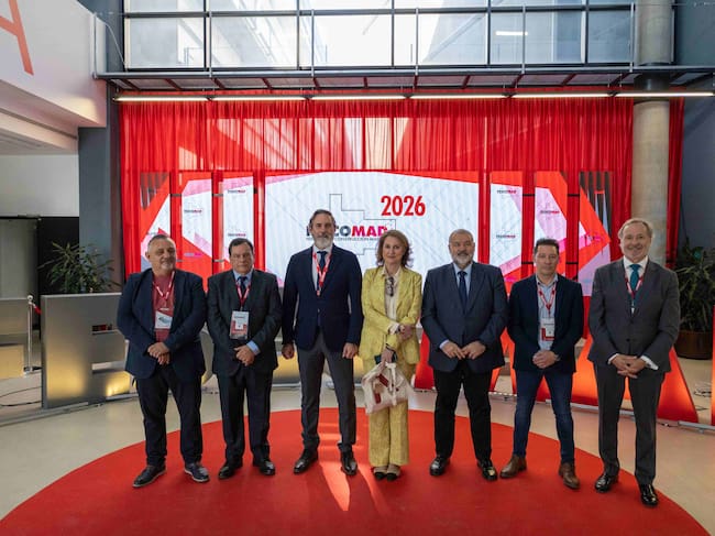 El presidente de AECOM, Francisco Ruano (segundo por la izquierda), el viceconsejero de Vivienda de la Comunidad de Madrid, José María García (a continuación) y el gerente de la Fundación Francisco Castrillo (primero a la derecha) junto con otras autoridades asistentes a la IV edición de FESCOMAD.