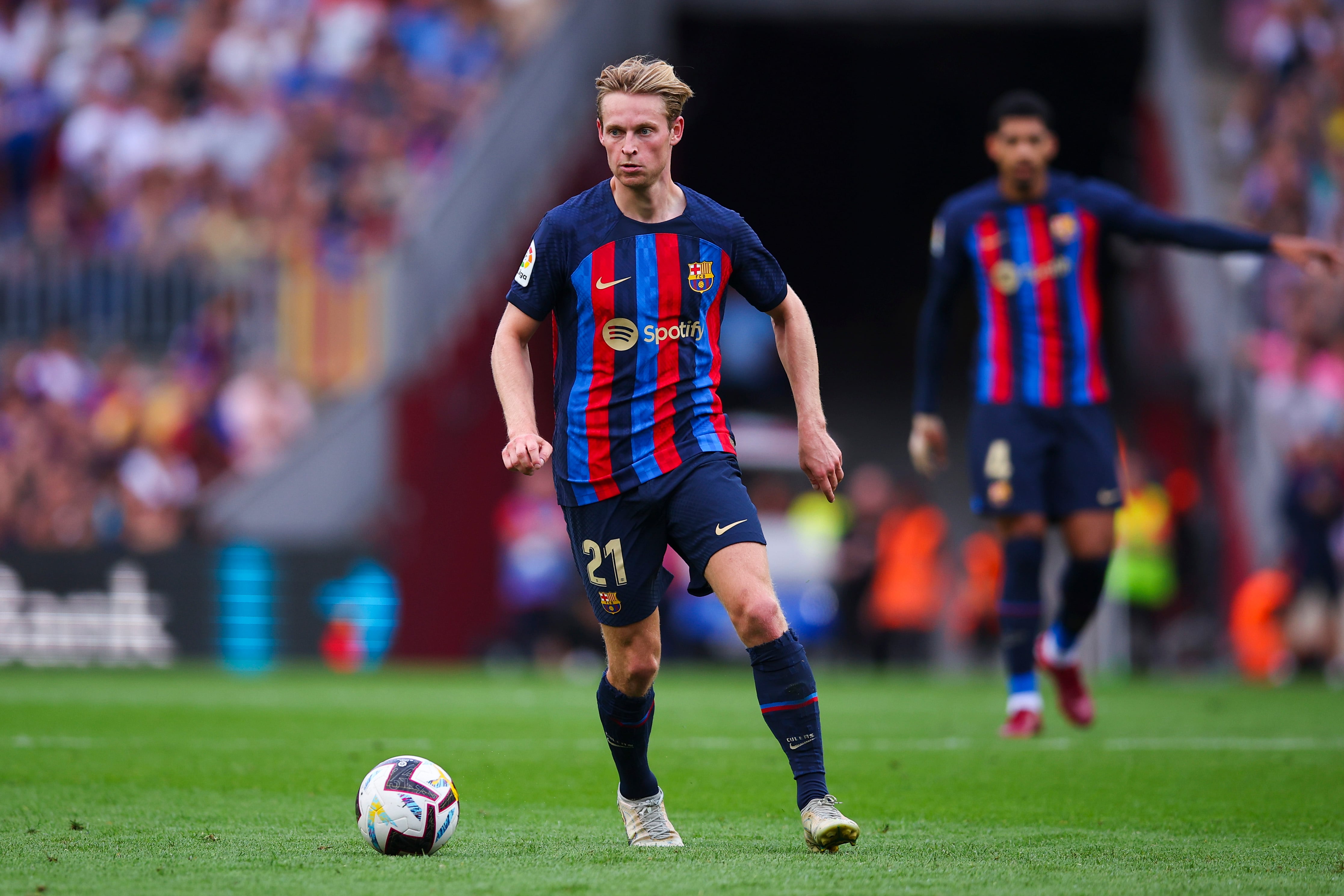 BARCELONA, SPAIN - SEPTEMBER 17: Frenkie De Jong of FC Barcelona runs with the ball during the LaLiga Santander match between FC Barcelona and Elche CF at Spotify Camp Nou on September 17, 2022 in Barcelona, Spain. (Photo by Eric Alonso/Getty Images)