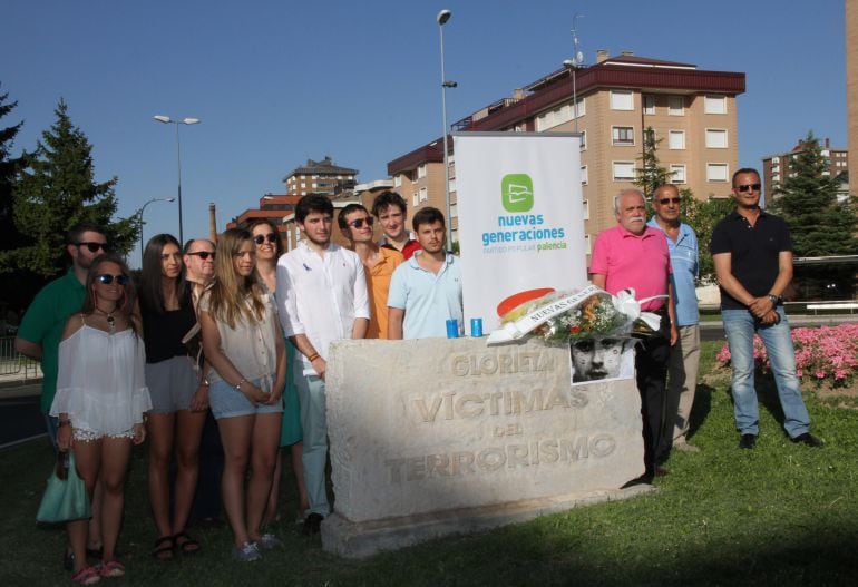 Integrantes de Nuevas Generaciones del PP de Palencia rinden un homenaje al concejal Miguel Ángel Blanco, asesinado por ETA hace 18 años. 