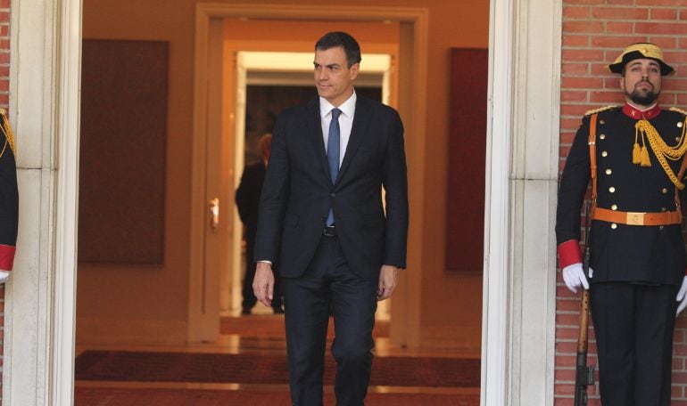 Pedro Sánchez se estrena como presidente recibiendo a su homólogo ucraniano