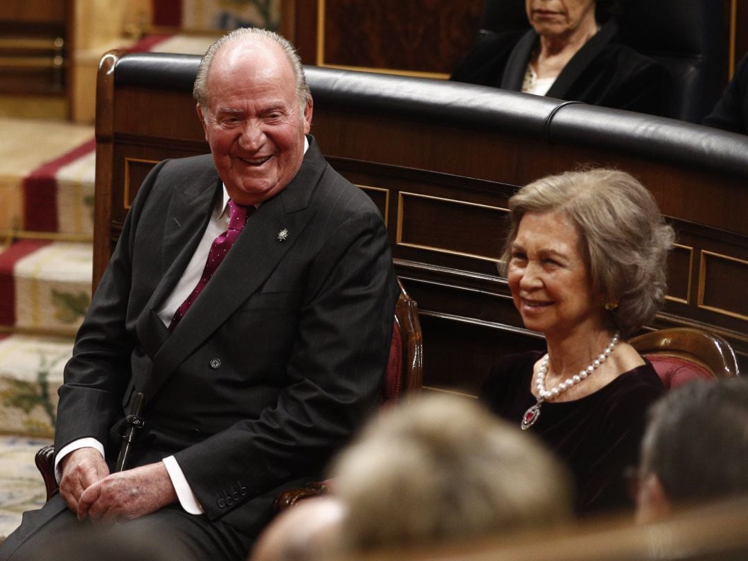 El rey Juan Carlos I y la reina Sofía en el Congreso