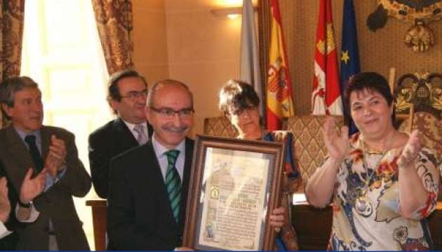 Momento de la entrega del reconocimiento de Hijo predilecto de la ciudad de Segovia en 2014