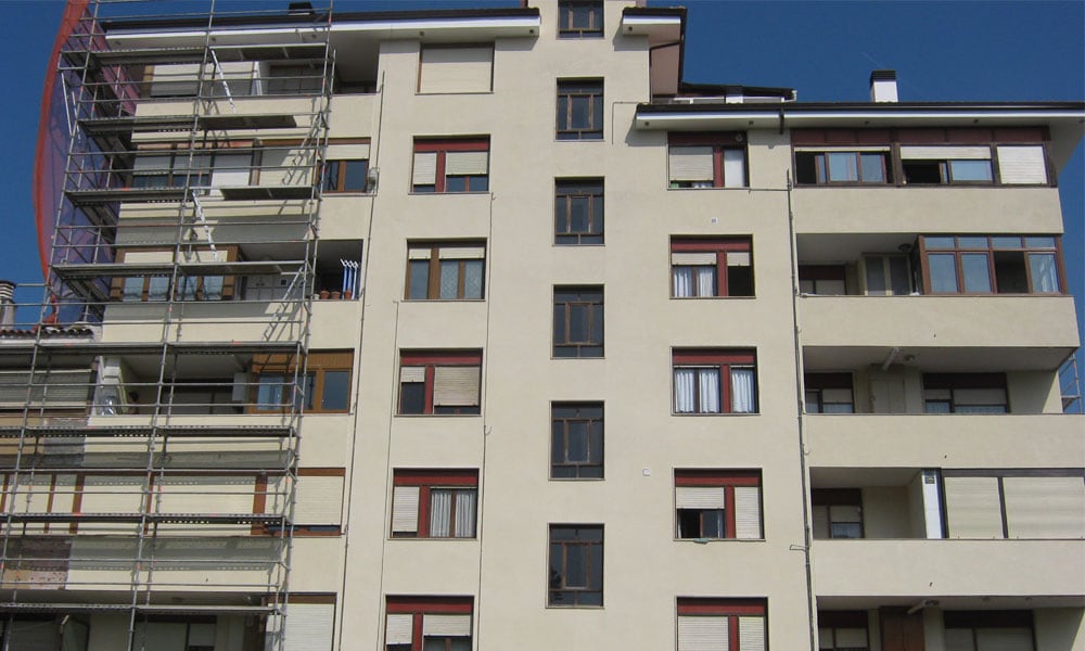 Fachada edificio en obras de rehabilitación