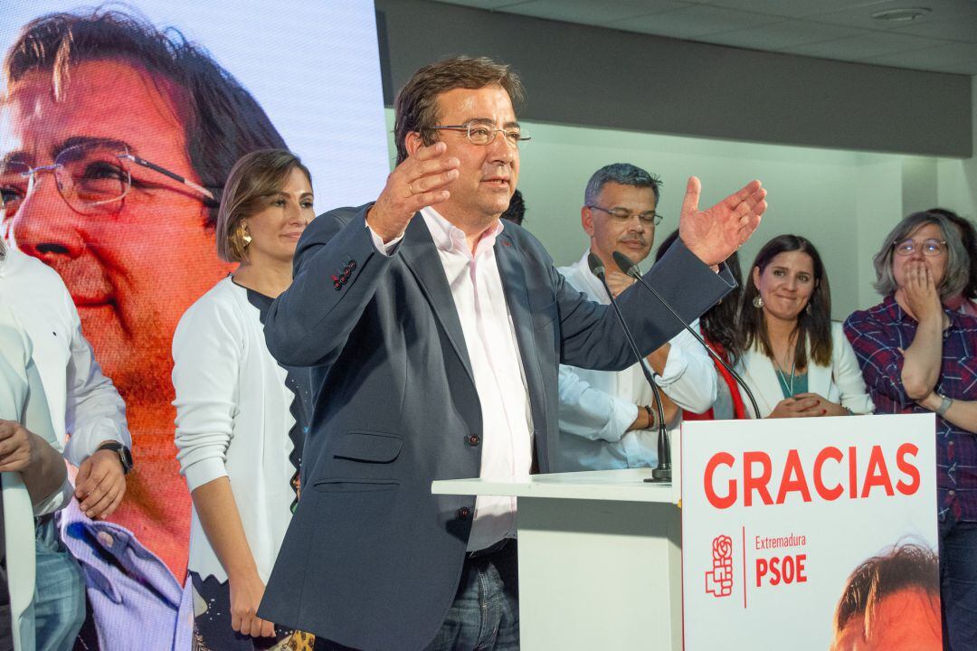 El presidente de la Junta de Extremadura, Guillermo Fernández Vara, en declaraciones ante los medios de comunicación, tras ganar el PSOE con mayoría absoluta en las autonómicas 2019 en la región. 