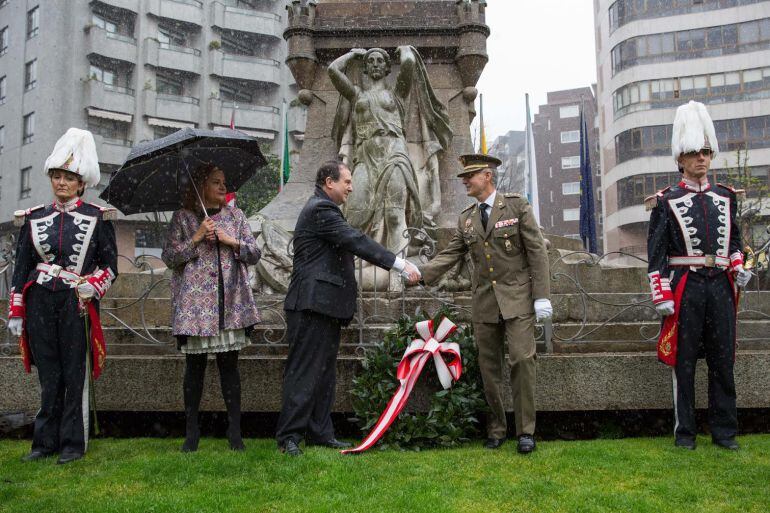 El homenaje se celebró bajo la lluvia