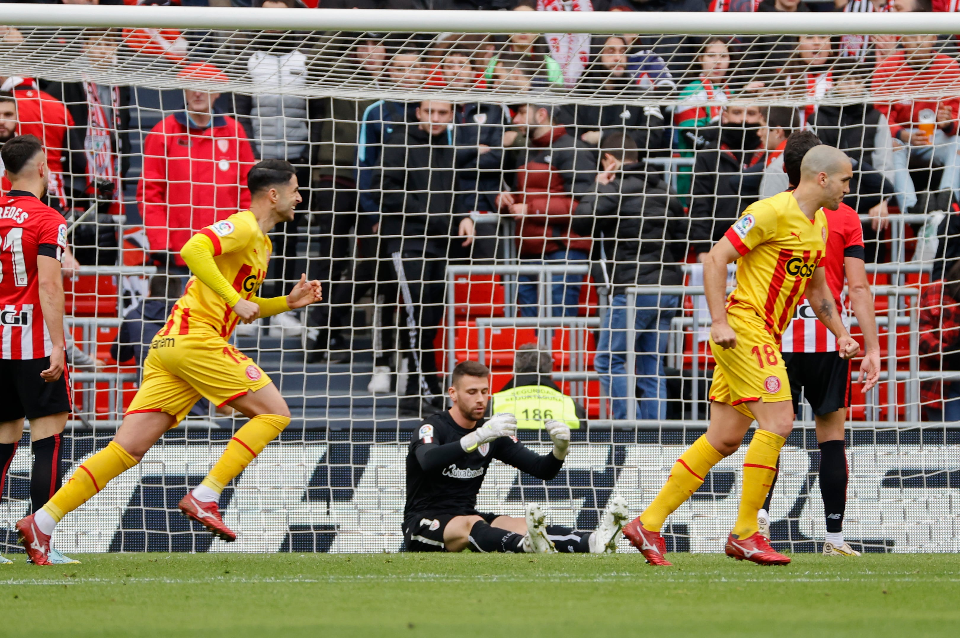 BILBAO, 26/02/2023.- El portero del Athletic Unai Simón (c) reacciona tras encajar l gol en propia puerta de su compañero Óscar Marcos durante el partido de LaLiga que enfrentó al Athletic Club y al Girona en el estadio San Mamés, en Bilbao este domingo. EFE/ Luis Tejido
