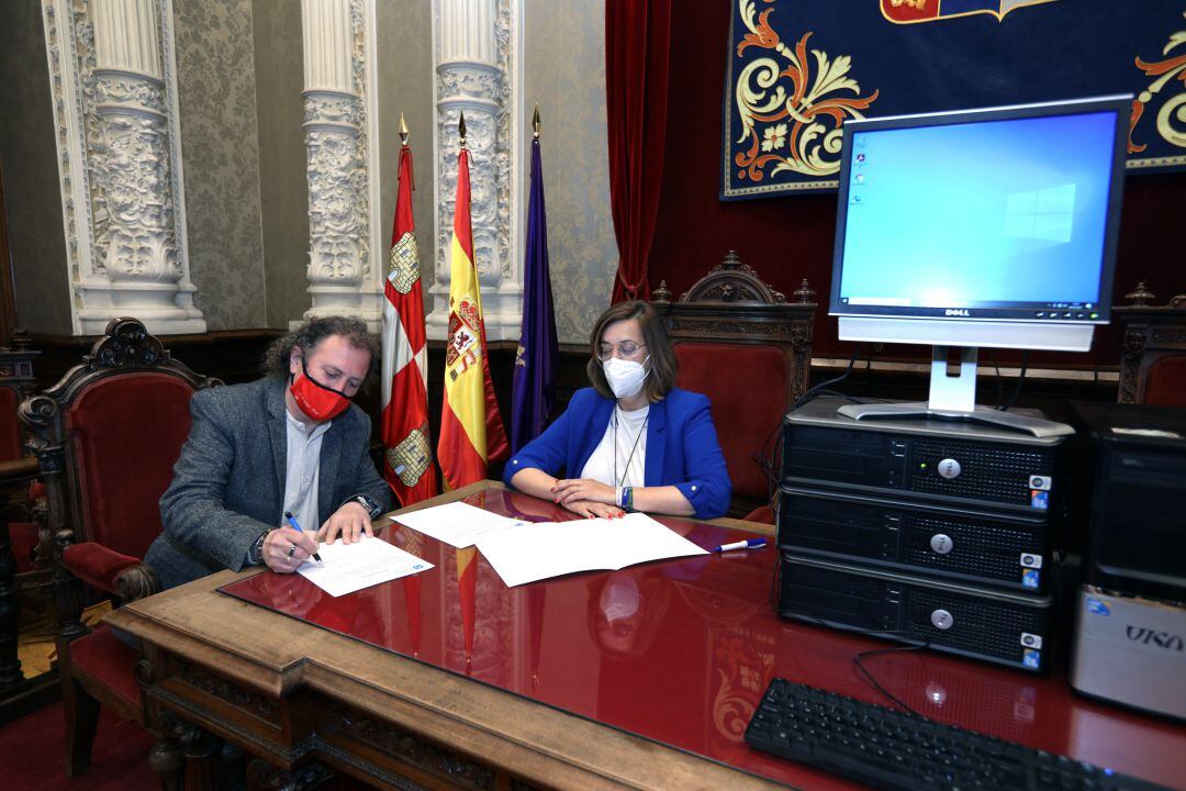 Entrega de ordenadores de la Diputación de Palencia a los Salesianos de Villamuriel de Cerrato