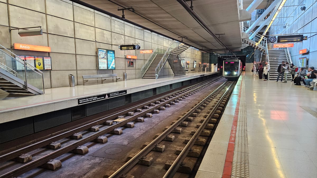 Agreden a dos vigilantes en el Metro de Urduliz: golpes, patadas y ataques con sprays