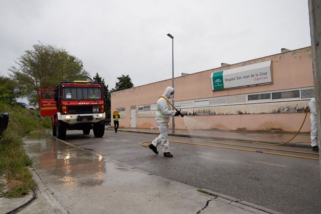 Efectivos de la UME realizan tareas de desinfección en el Hospital San Juan de la Cruz