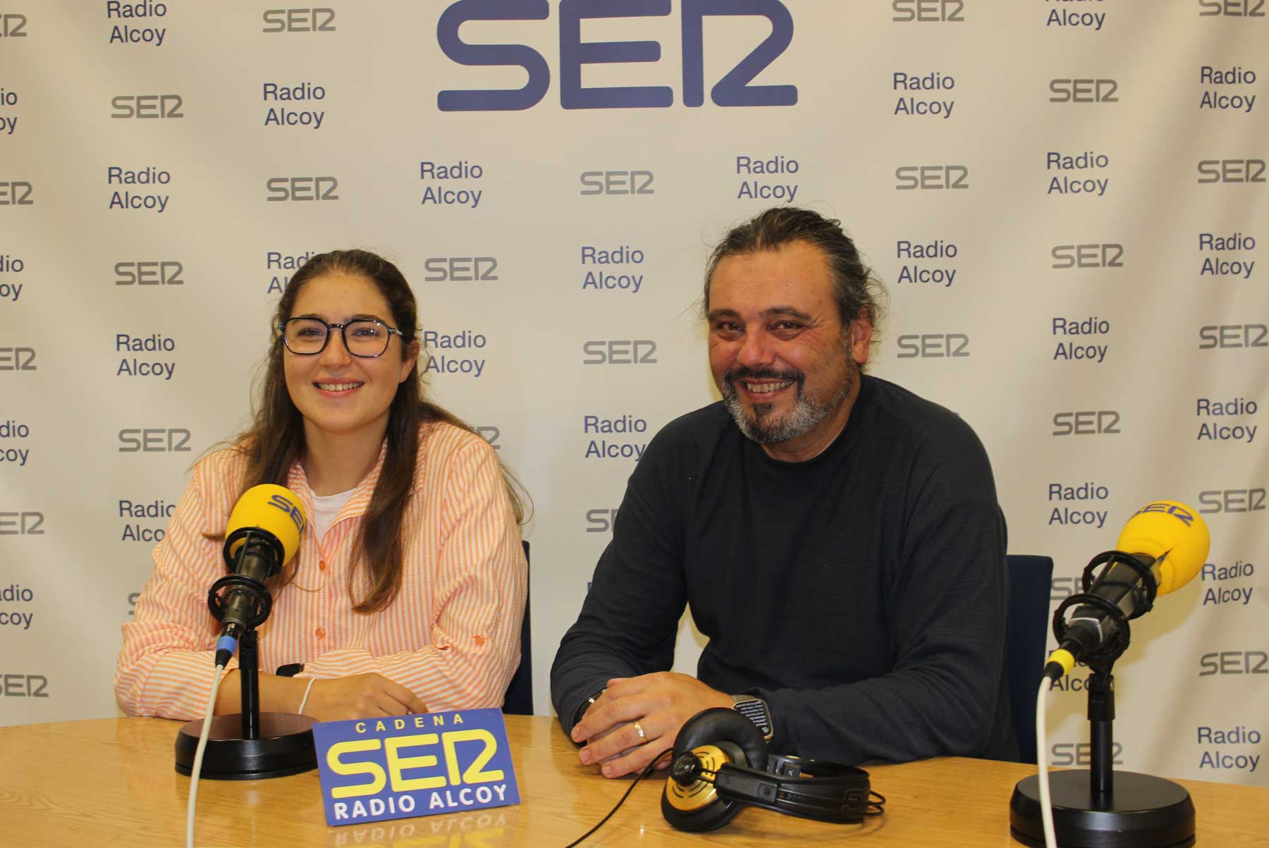 Laura Gómez i Joel García, en l'estudi central de Radio Alcoy