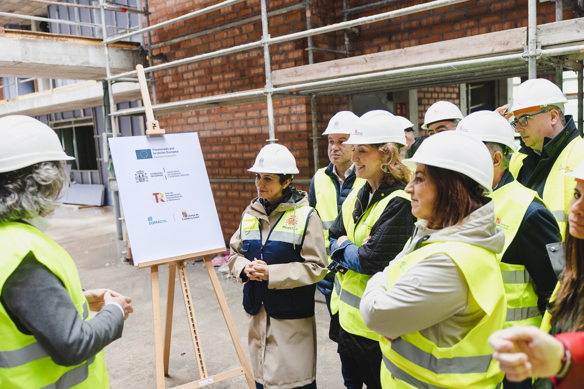 La ministra de Vivienda y Agenda Urbana, Isabel Rodríguez, visita las obras de una promoción de 50 viviendas de alquiler asequible en Palencia, junto al delegado del Gobierno en Castilla y León, Nicanor Sen, y la alcaldesa de la ciudad, Miriam Andrés.