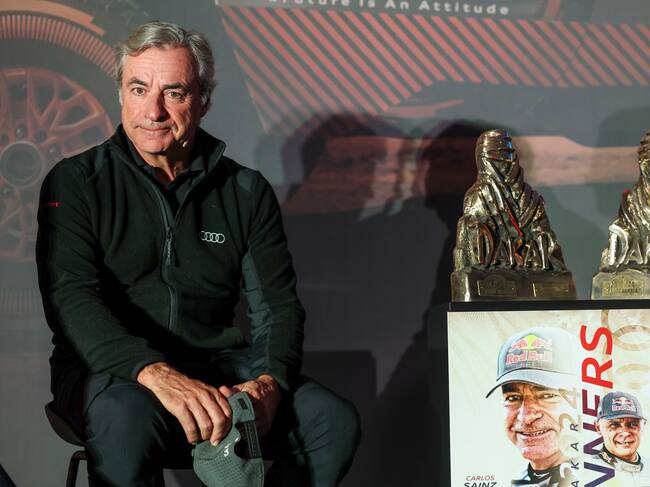 MADRID, 20/01/2024.- El piloto español Carlos Sainz (Audi) comparece ante la prensa tras llegar este sábado a Madrid, después de ganar por cuarta vez el Rally Dakar, prueba disputada en Arabia Saudi. EFE/Kiko Huesca