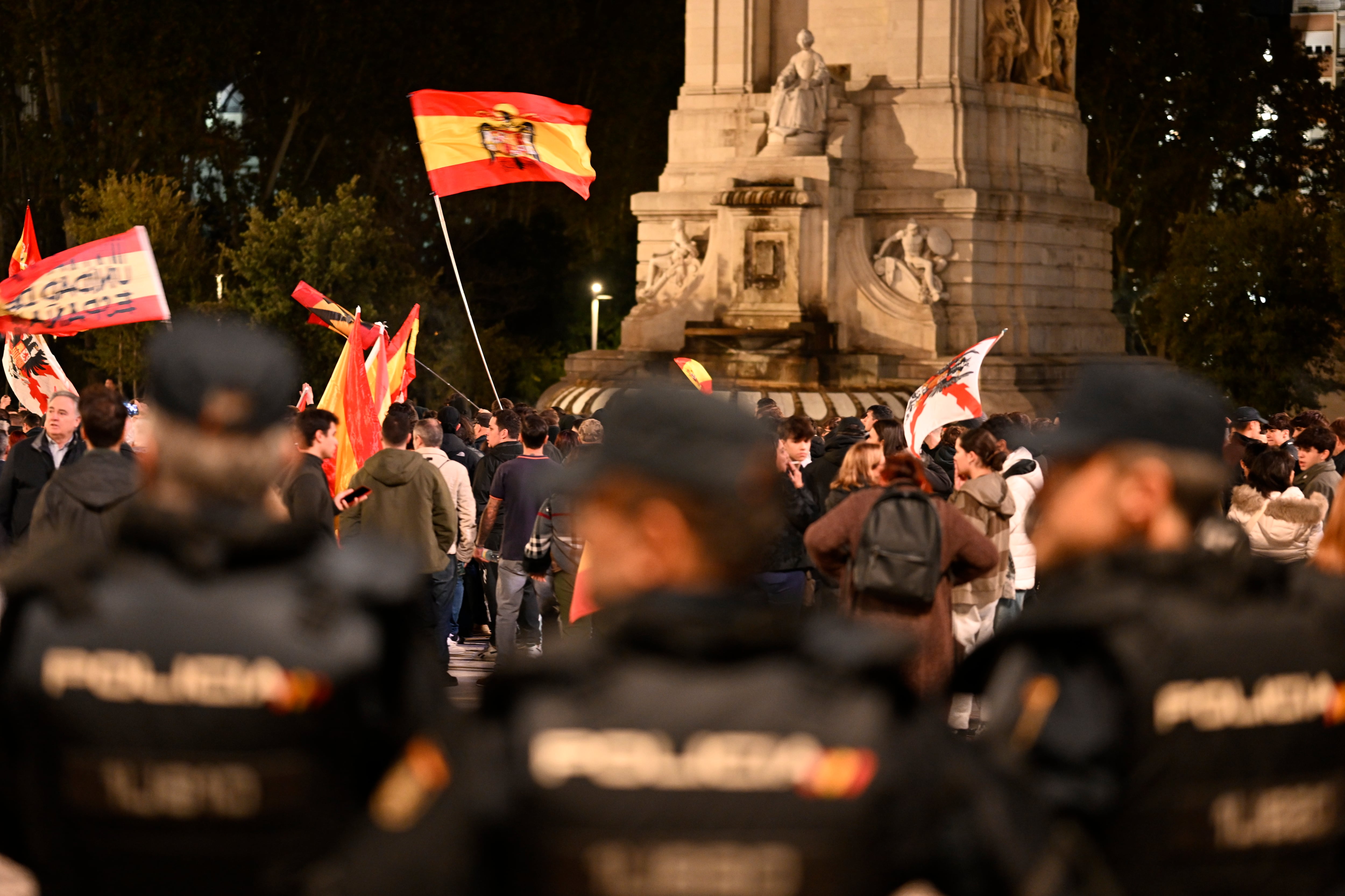 El PSOE condena la "marcha negra" de "neofranquistas encapuchados" hasta Ferraz que pide la dimisión de Sánchez