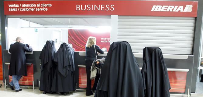 Un grupo de religiosas guarda cola para reclamar en el aeropuerto de Barajas