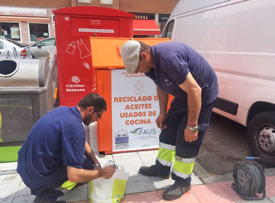 Operarios recogiendo aceite usado