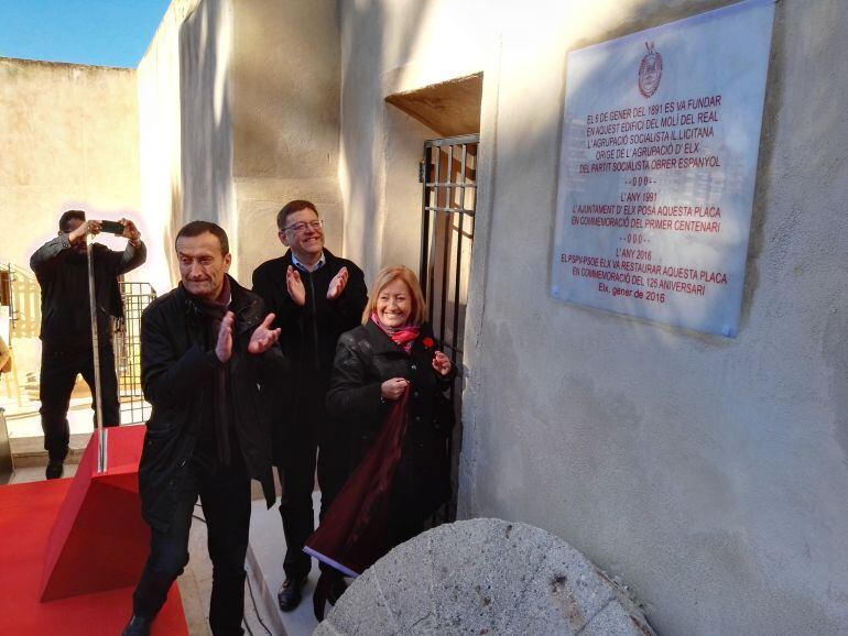 Carlos González, Ximo Puig y Mª Teresa Sempere descubrieron la placa el 16 de enero