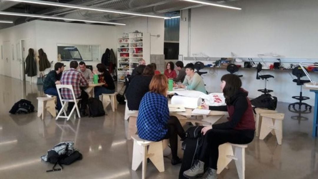 Un grupo de personas participa en un taller.