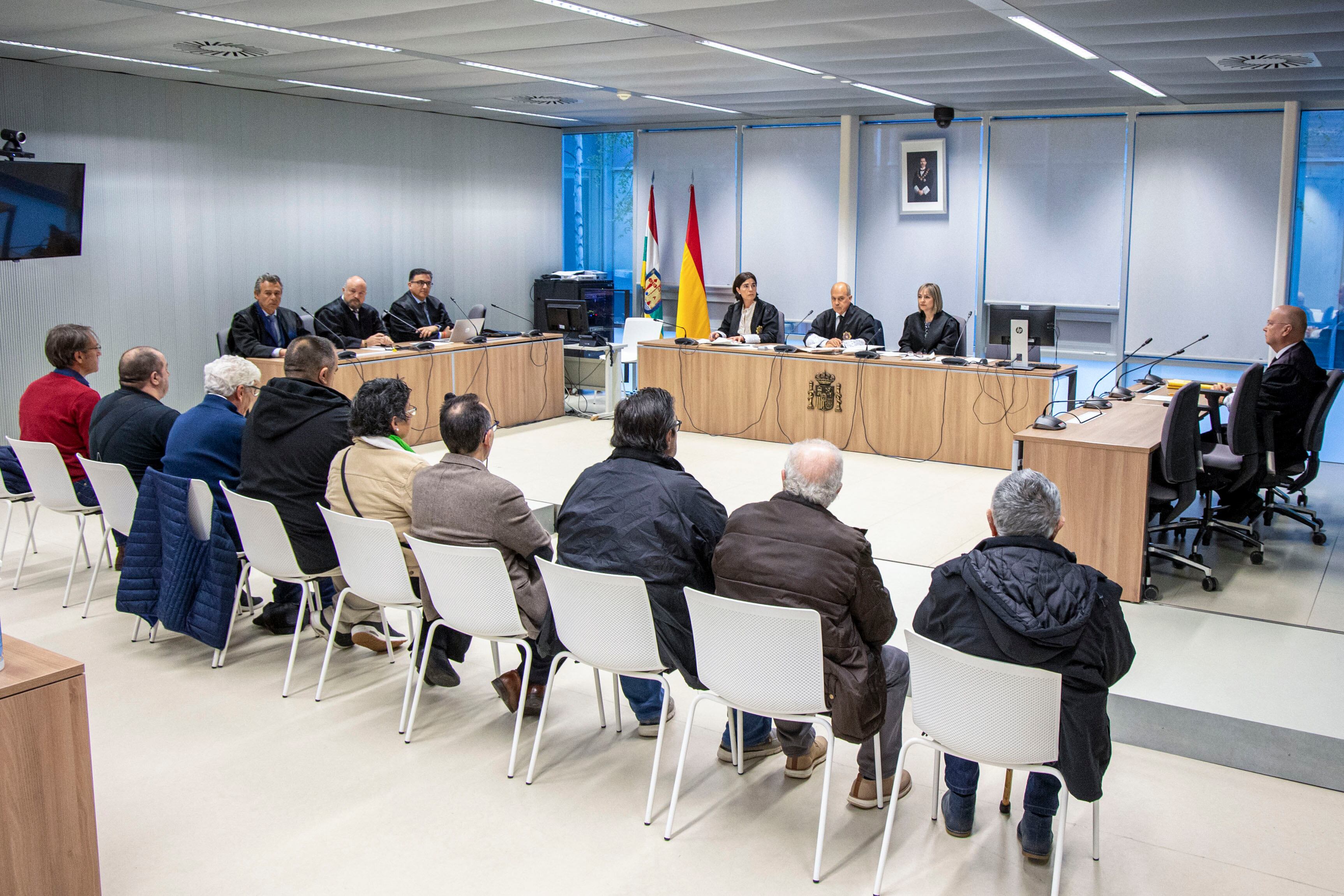 LOGROÑO 23/04/2025.- Nueve de los acusados por prevaricar en la adjudicación de obras en el municipio riojano de Soto en Cameros han pactado multas, inahbilitación y penas de cárcel, con un máximo de 20 meses de prisión, tras llegar a un acuerdo con la fiscalía. La Audiencia Provincial de La Rioja ha celebrado este miércoles la vista oral por unos hechos ocurridos desde 2010 en los que se ha procesado al actual alcalde de Soto en Cameros, el popular Pedro Elías Cristóbal (4d) -en su etapa de concejal-, y el entonces regidor, Miguel Pedro Cuesta, quien ha fallecido y no ha sido juzgado.-EFE/ Raquel Manzanares