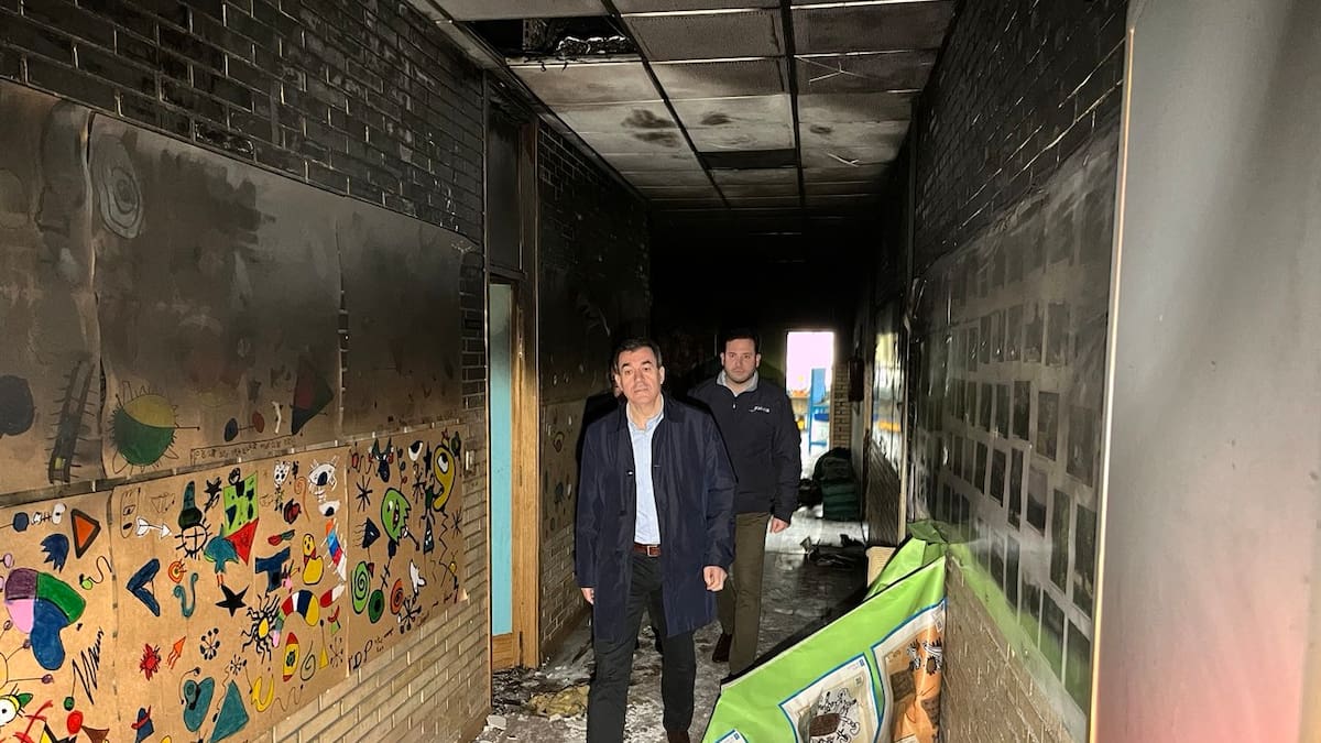 Cierre hasta el próximo jueves, limpieza y catering para suplir la cocina: las medidas de la Consellería de Educación tras el incendio en el CEIP de Tenorio