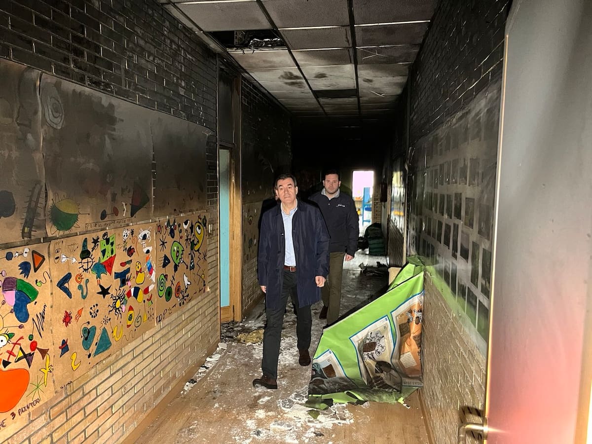 Cierre hasta el próximo jueves, limpieza y catering para suplir la cocina: las medidas de la Consellería de Educación tras el incendio en el CEIP de Tenorio