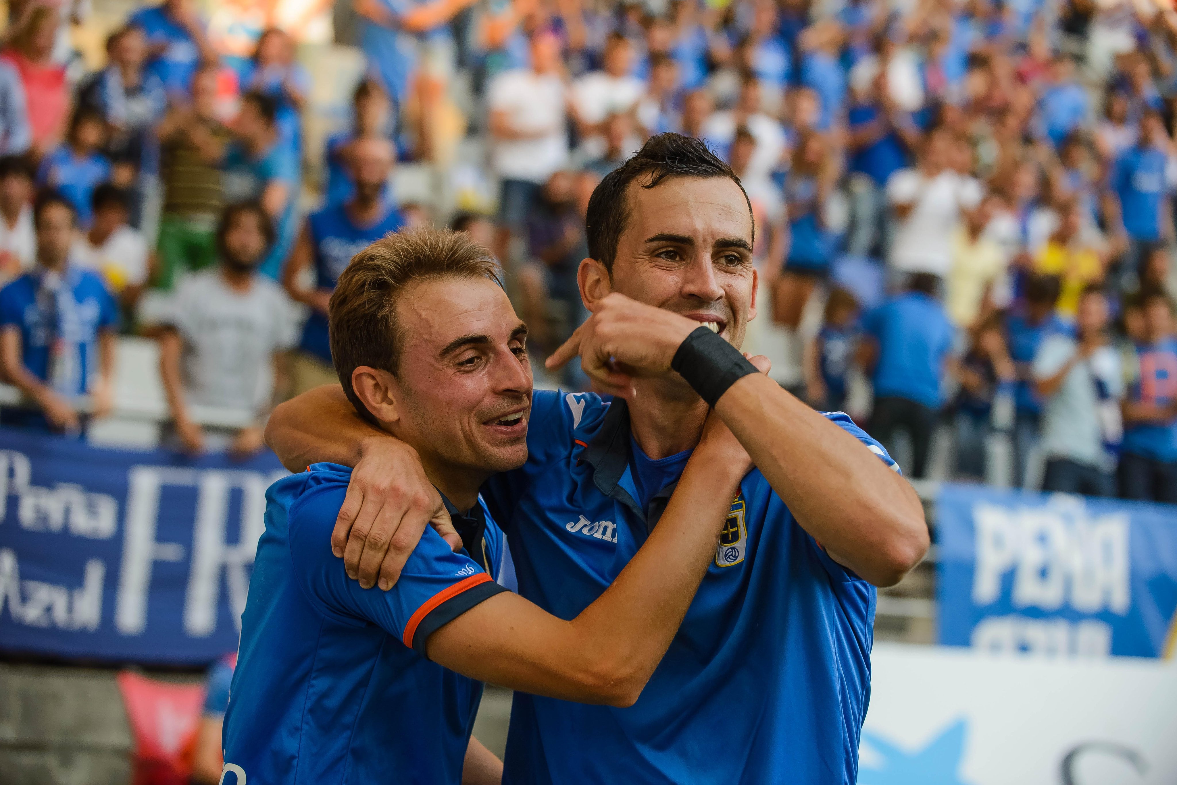 Miguel Linares y Héctor Font celebran uno de los goles ante el filial del Sporting en Segunda B (Real Oviedo)