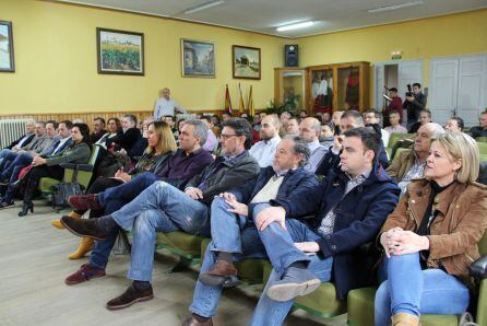 Alcaldes, concejales, senadores y procuradores socialistas presentes en el encuentro con Luis Tudanca en Nava de la Asunción.