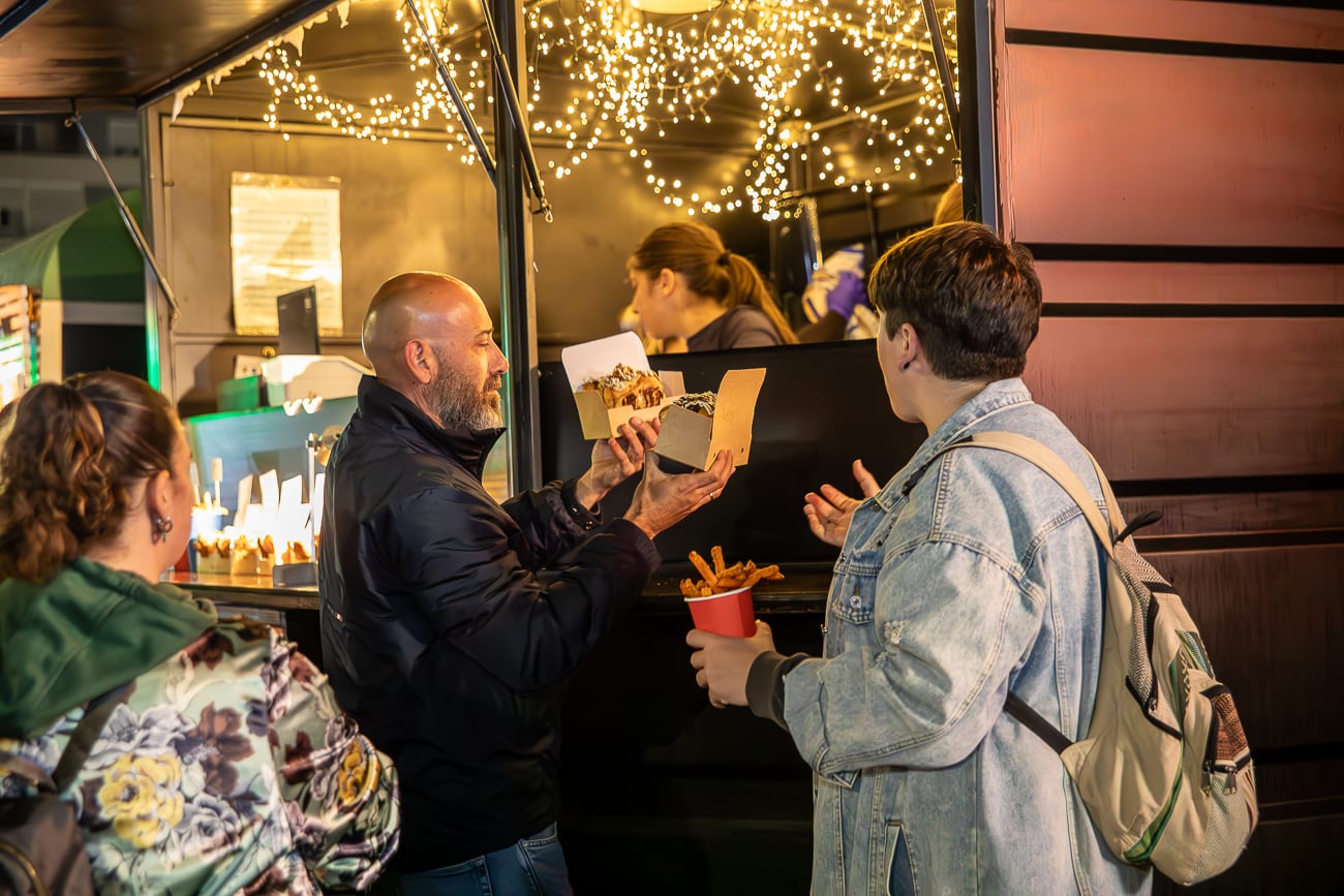 Los eldenses ya pueden disfrutar de diez "food trucks" instalados en la plaza Castelar
