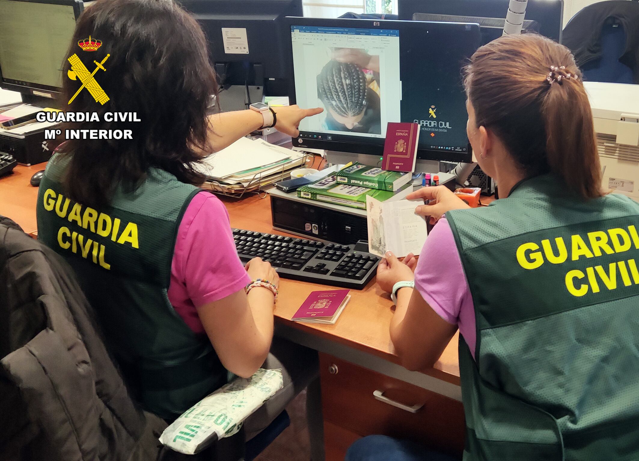 Según la Guardia Civil, las dos hermanas se veían obligadas a hacer trenzas en el pelo a otras personas en la calle