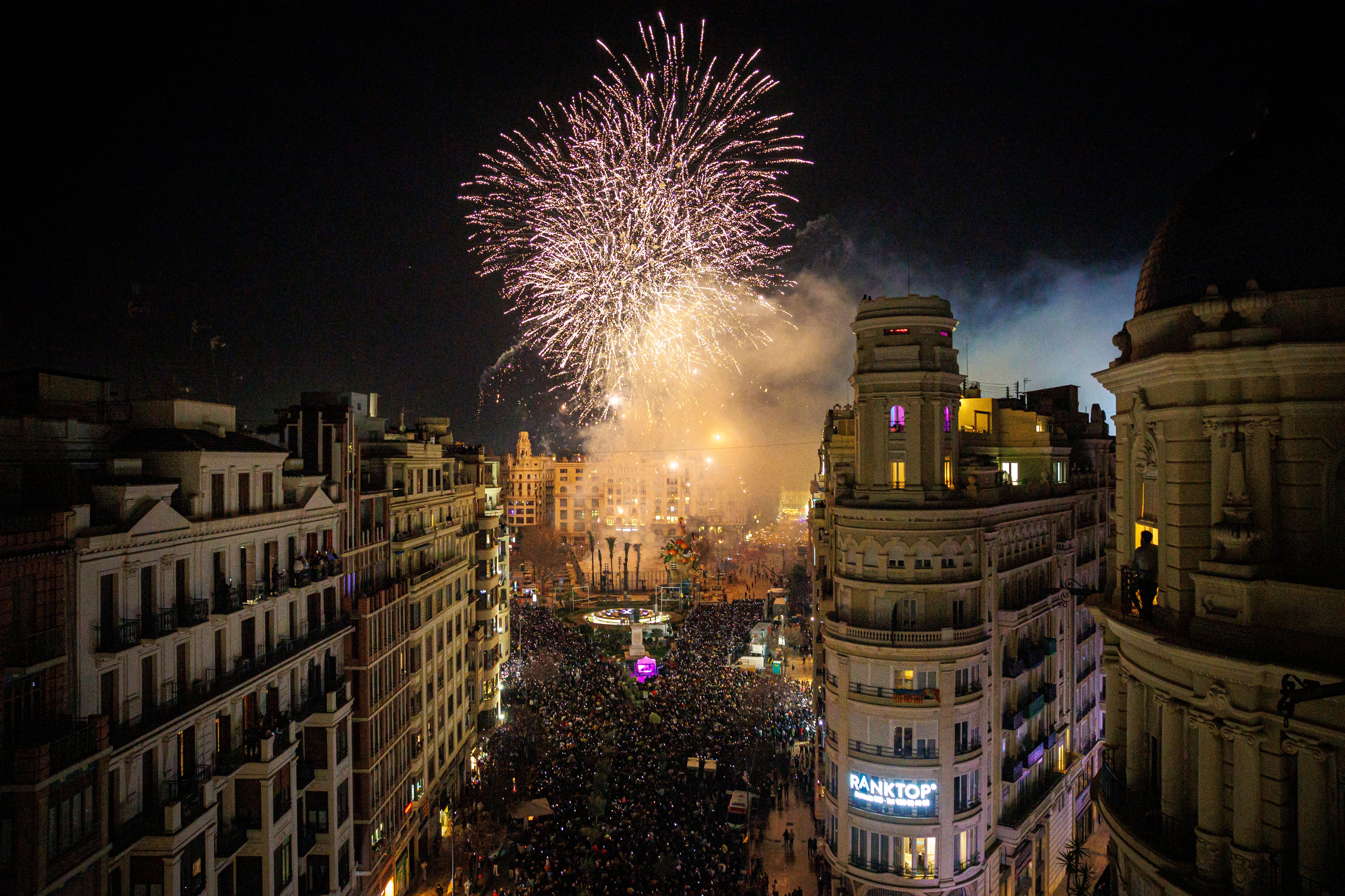 VALENCIA, 16/03/2023.- Espectáculo pirotécnico en la plaza del Ayuntamiento de Valencia con motivo de L&#039;Alba de les Falles 2023, que da la bienvenida a la Nit de la Plantà de las Fallas 2023. EFE/Biel Aliño