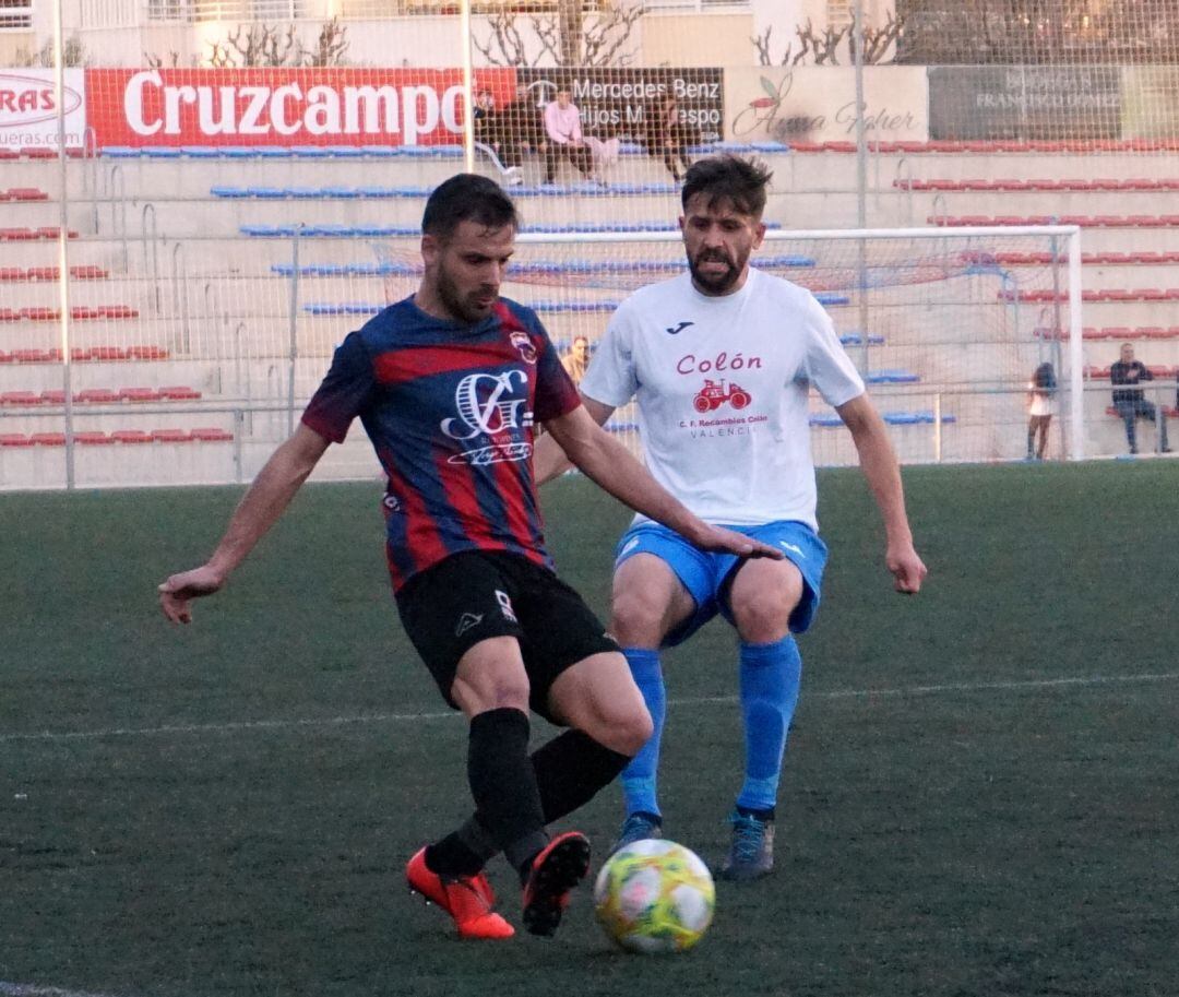 Abraham Gomis controla el balón ante el marcaje un futbolista del Recambios Colón Catarroja