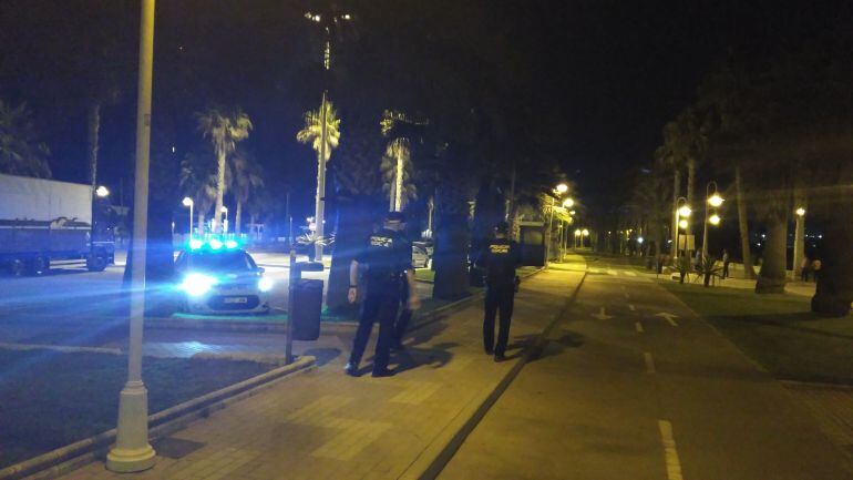 La Policia Local de Motril vigila el paseo Maritimo con el fin de eliminar el "botellón"