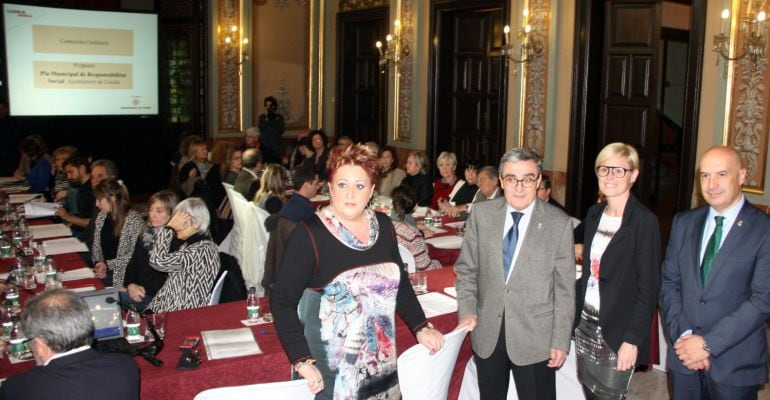 L'alcalde de Lleida, Àngel Ros, amb la comissionada de la Paeria per a la responsabilitat social, Rosa Palau, i altres responsables municipals, abans de la constitució del grup mixt de responsabilitat social de Lleida.