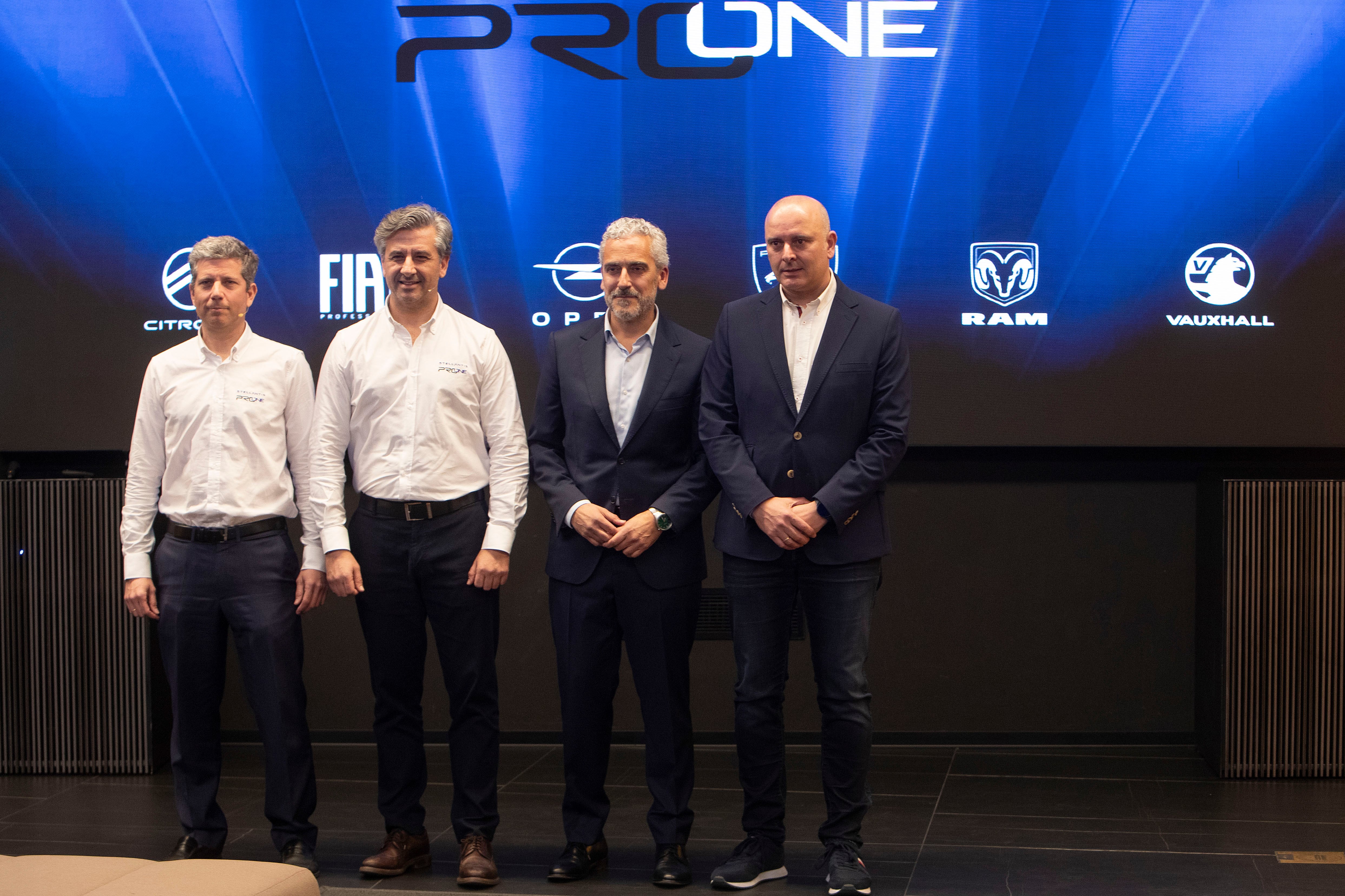 VIGO (GALICIA), 21/02/2024.- El CEO de Stellantis, Alberto de Aza (2i), junto a los miembros de la empresa, Ignacio Mostaza (i), José Antonio León (2d) y José Angel López (d), durante la presentación de &#039;Stellantis Pro One&#039;, la unidad de negocio de vehículos comerciales del grupo Stellantis, este miércoles, en Vigo (Galicia). EFE/ Salvador Sas
