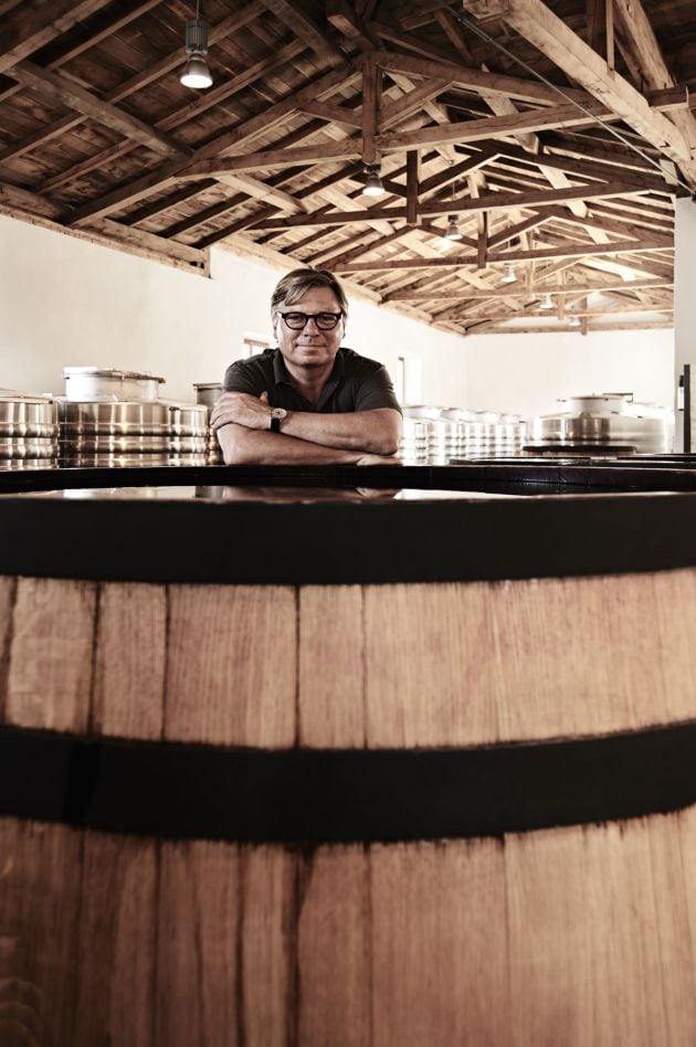 Peter Sisseck, junto a una barrica en una bodega de Ribera del Duero