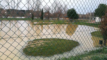 Otra imangen del parquer Ribera Sur invadido por el agua