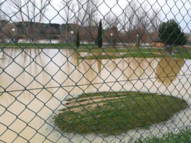 Otra imangen del parquer Ribera Sur invadido por el agua