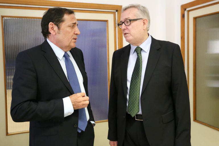 El consejero de Sanidad, Antonio Sáez, conversa con el gerente, Francisco Javier Vadillo