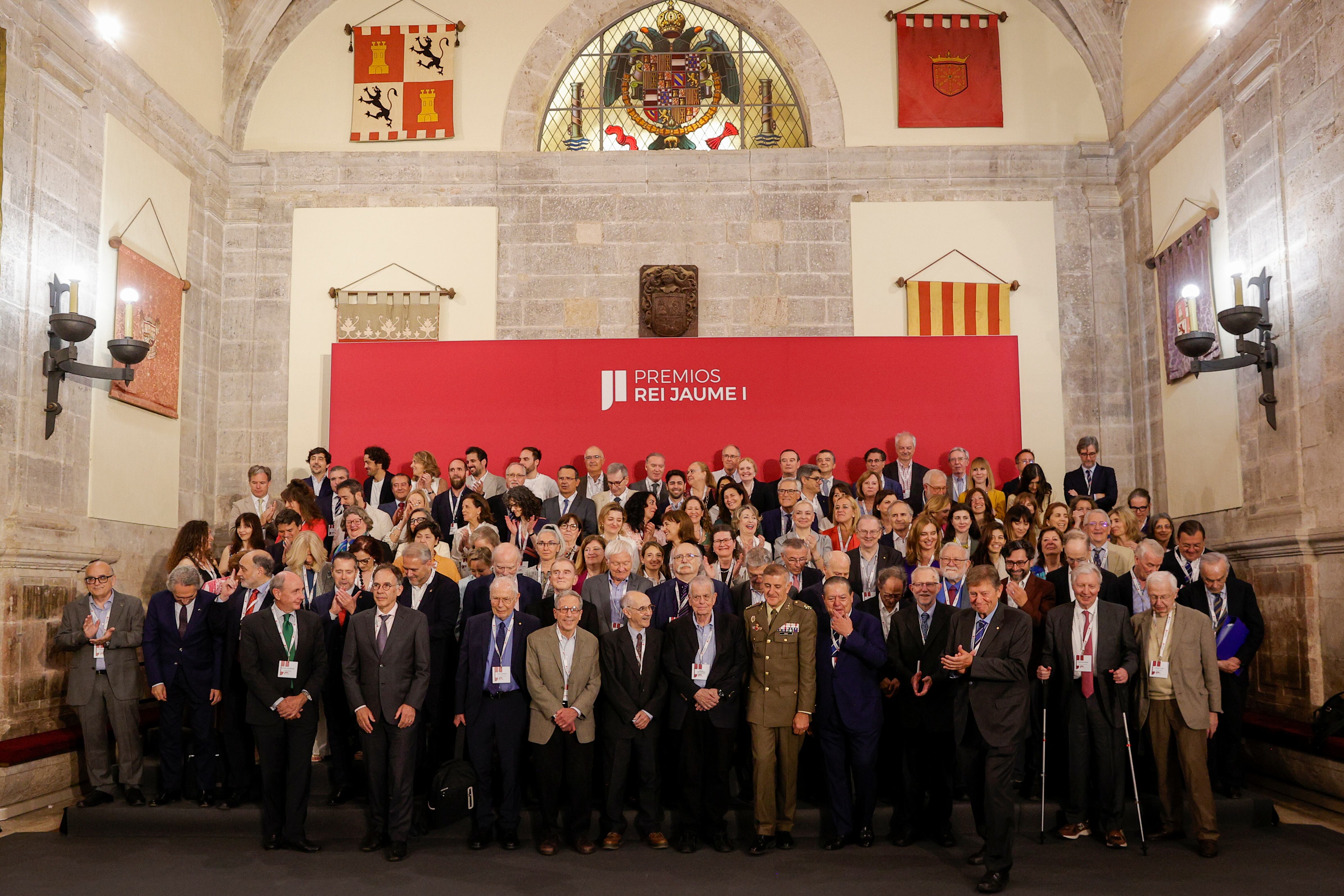 Foto de familia de los jurados de la 37ª edición de los Premios Rei Jaume I, entre ellos 20 premios Nobel, que dan a conocer este martes los galardonados con 100.000 euros en cada una de sus siete categorías (Investigación Básica, Economía, Investigación Biomédica, Investigación Clínica y Salud Pública, Protección del Medio Ambiente, Nuevas Tecnologías y Revelación Empresarial) de entre 226 candidaturas, de las cuales las mujeres representan este año más de un tercio del total. EFE/Manuel Bruque