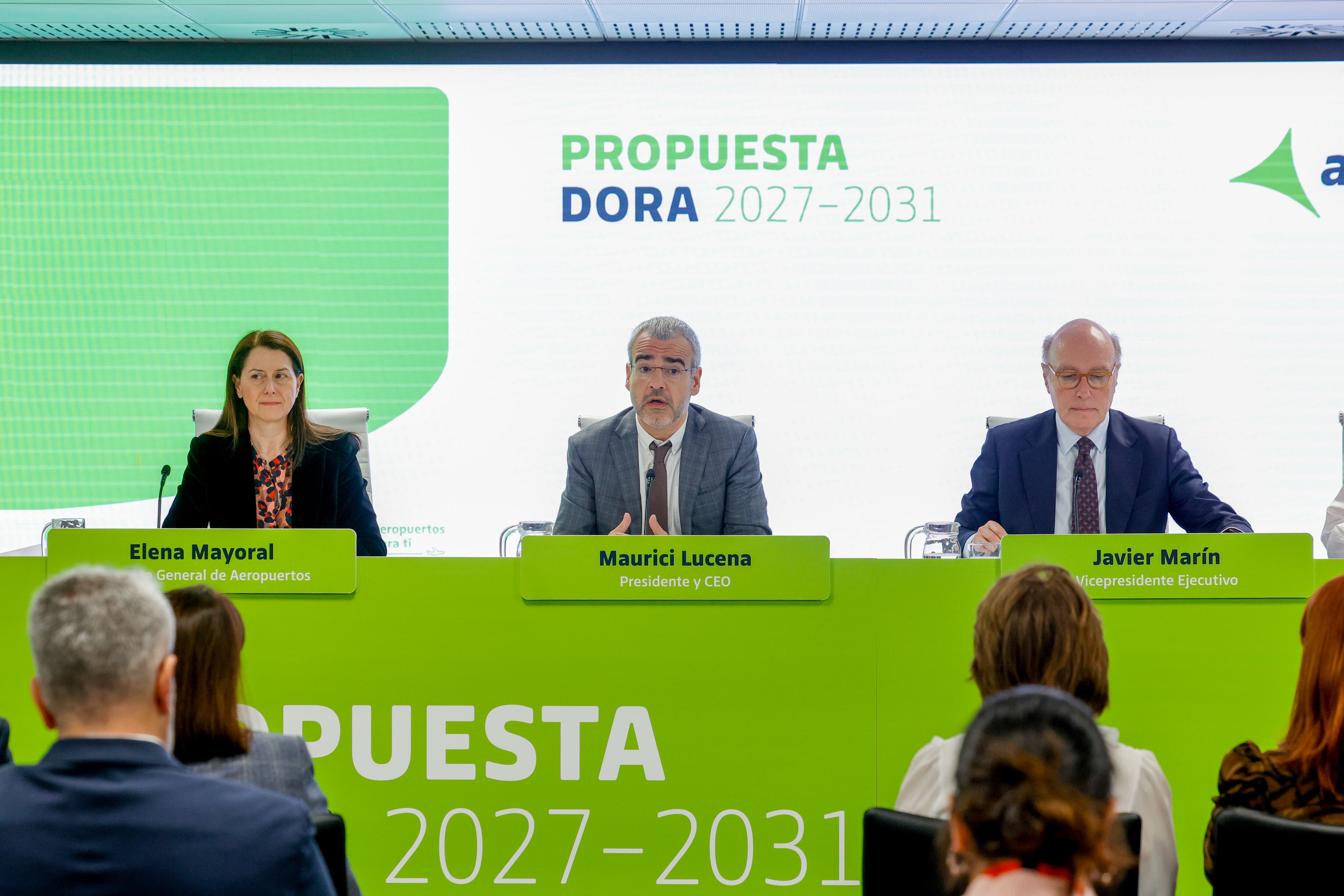 El presidente y CEO de AENA, Maurici Lucena (c); el vicepresidente, Javier Marín, y la directora general de Aeropuertos, Elena Mayoral. 