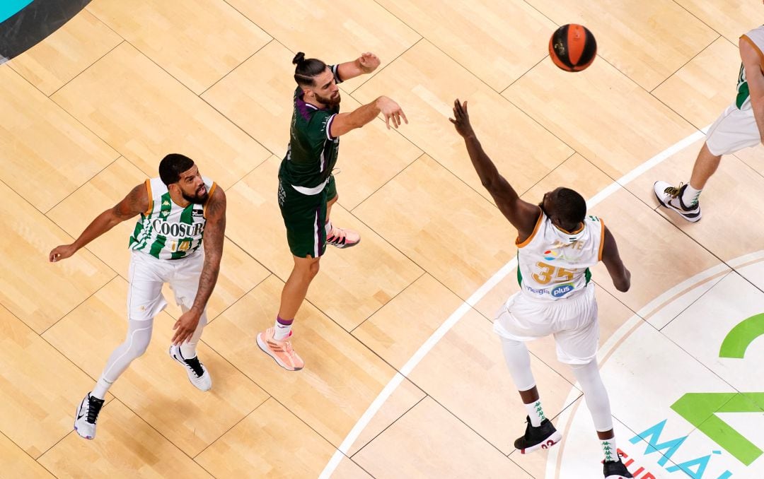 Francis Alonso intenta un triple en la Copa de Andalucía contra el Betis