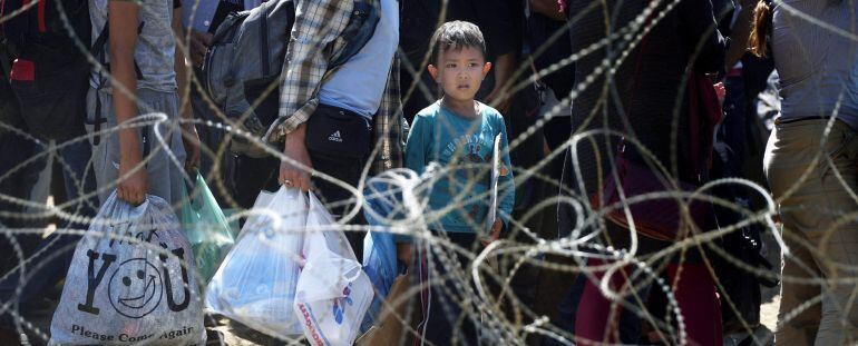 Miles de inmigrantes esperan en el paso fronterizo de Macedonia y Grecia cerca de Gevgelija