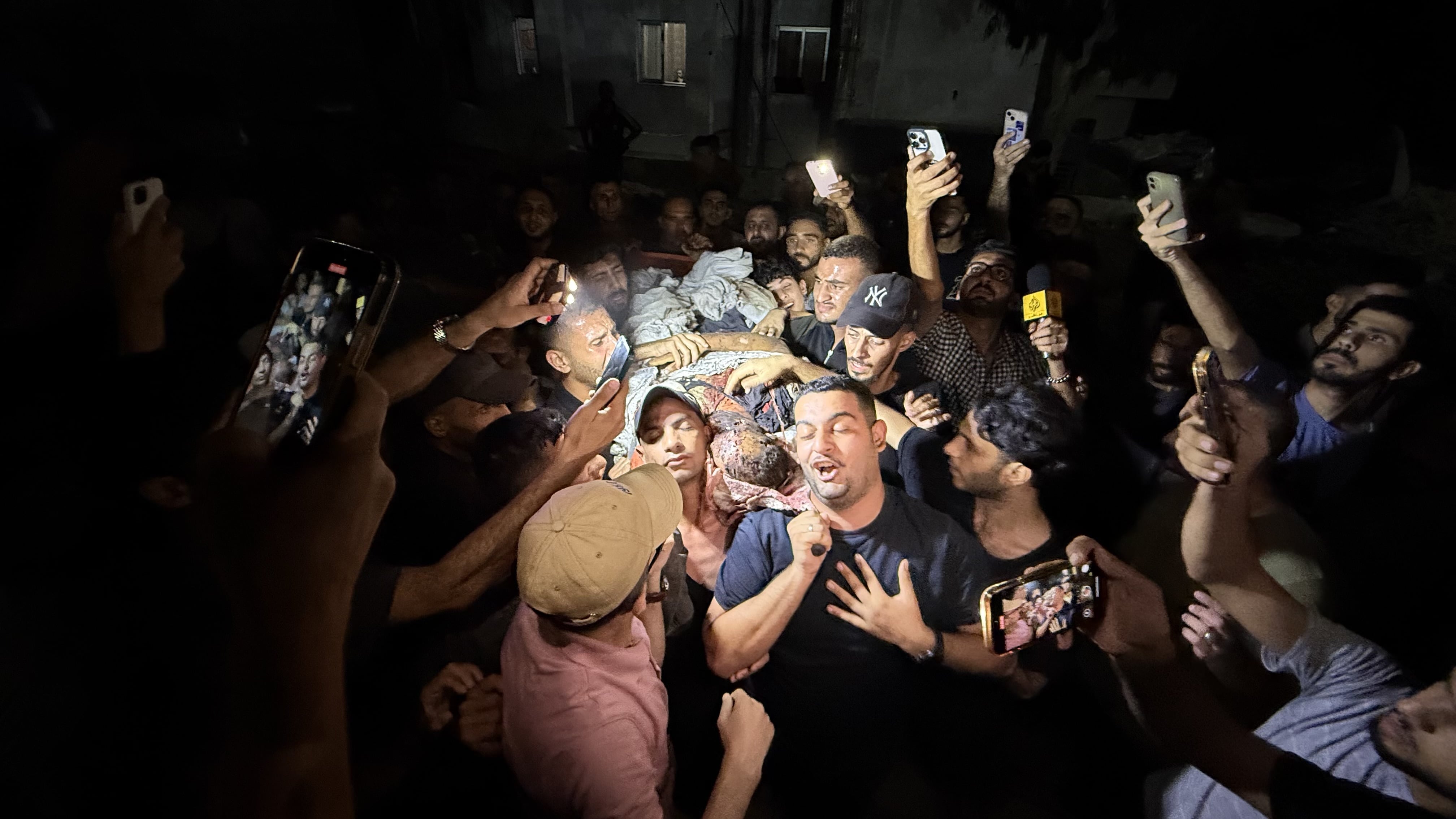 Un grupo de palestinos lleva el cuerpo del periodista asesinado Anas al-Sharif. (Photo by Ayman Majed Harb Alhisi/Anadolu via Getty Images)