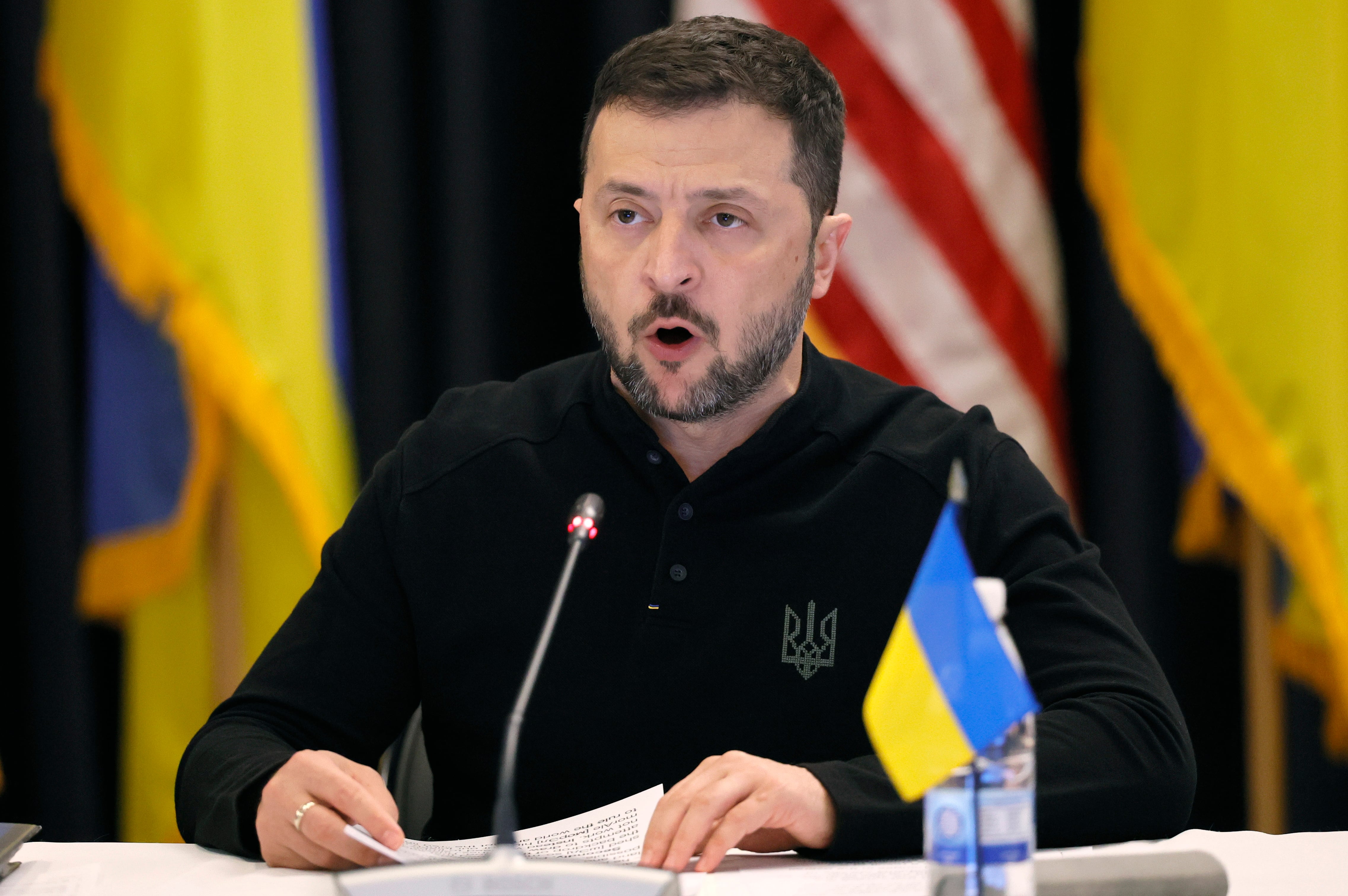 El presidente de Ucrania, Volodímir Zelenski, pronuncia un discurso durante la séptima reunión del Grupo de Contacto de Defensa de Ucrania (UDCG) en la Base Aérea de los Estados Unidos en Ramstein